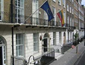 Ką gali ir ko negali ambasados konsuliniai pareigūnai