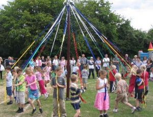 Anglai vasarą sutinka šokdami aplink stulpą