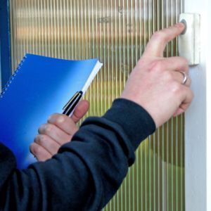 Atsargiai – sukčius ant namų slenksčio