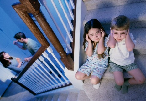 Smurtas namuose: mitai ir realybė (gauk pagalbą lietuviškai!)