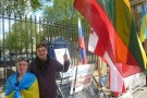 Ukrainiečių protestuotojams Londone įteikta ir lietuviška vėliava [foto]