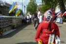 Ukrainiečių protestuotojams Londone įteikta ir lietuviška vėliava [foto]