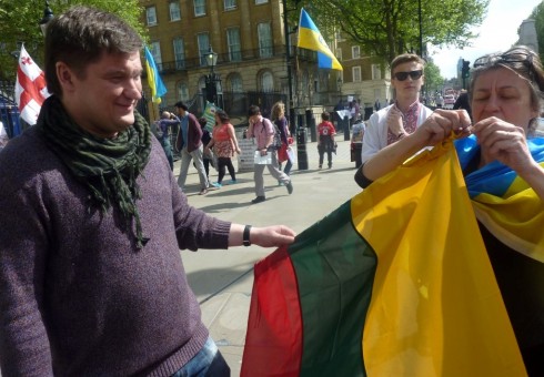 Ukrainiečių protestuotojams Londone įteikta ir lietuviška vėliava [foto]