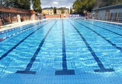 Kur karštą vasaros dieną atsigaivinti Londone? [Geriausi Londono baseinai]