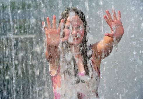 Nereali pramoga vaikams Londono centre – interaktyvus fontanas