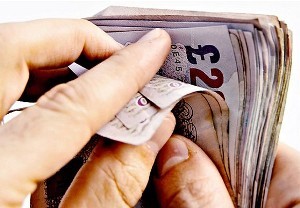 Didžiausi ir mažiausi atlyginimai: kur apsimoka dirbti Britanijoje?