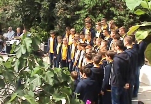"Dagilėlis" - Anglijos rojaus soduose [skaitytojo video]
