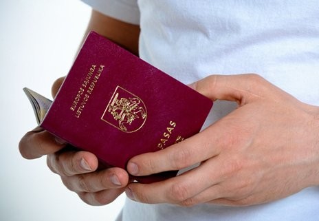 Kodėl užsieniečiai Lietuvoje gali turėti dvigubą pilietybę, o lietuviams neleidžiama? [nuomonė]