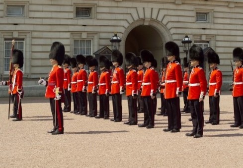 Stebėkie karalienės Elžbietos II-osios sargybinių apsikeitimo ceremoniją