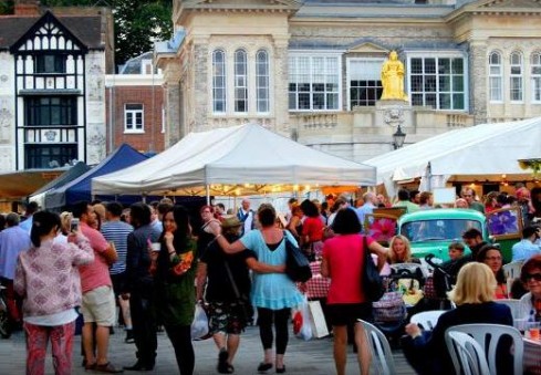 Kingstone vyksiantis naktinis turgus vilios įvairiomis pramogomis