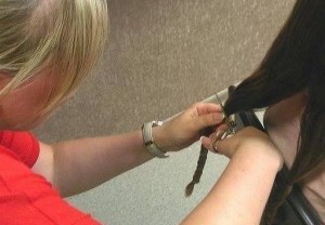 Įžūli vagystė oro uoste: kelionėje iš Kauno į Londoną pavogti mergaitės plaukai