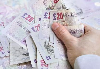 Britanijos valdžia karpo mokesčių kreditus. Ar nukentės lietuviai?