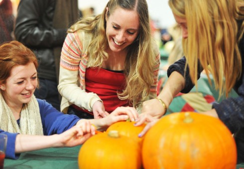 Visi į derliaus šventę!