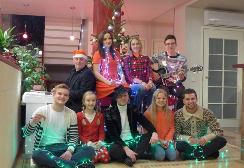 Sasha Song visus sveikina su artėjančiomis šventėmis! [VIDEO]