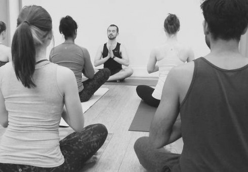 Rytą pradėkite nemokama jogos treniruote