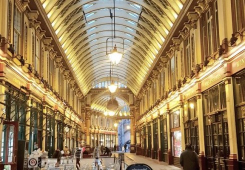 Prisilieskite prie auksu tviskančio "Leadenhall Market"