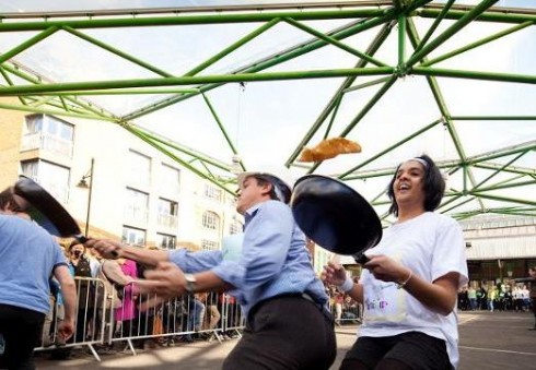 Į Londoną atkeliauja blynų diena