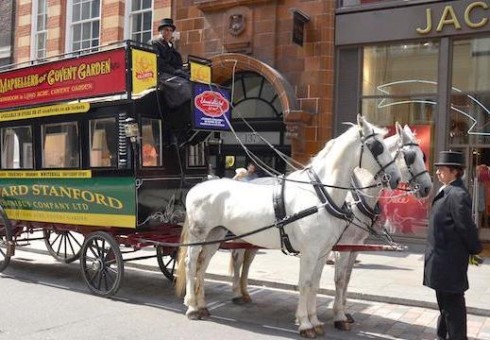 Senovine karieta po Viktorijos laikų Londoną