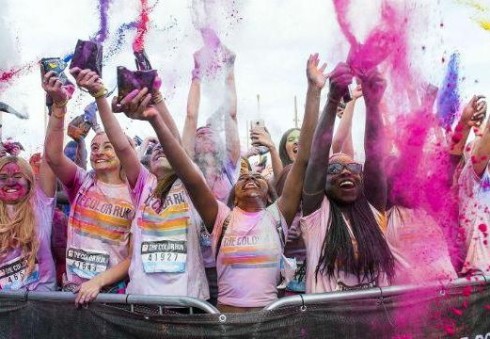 Junkitės prie spalvingojo vasaros bėgimo Wembley parke
