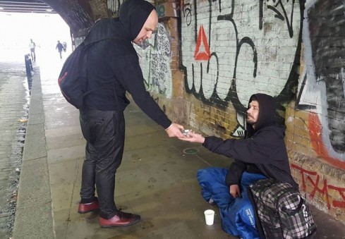 „Have a nice day“: neįprasta Londono lietuvio akcija dėl šviesesnės benamių kasdienybės [FOTO]