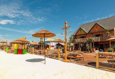 Didžiausias dirbtinis paplūdimys Londone likusią vasarą bus pramogų centru