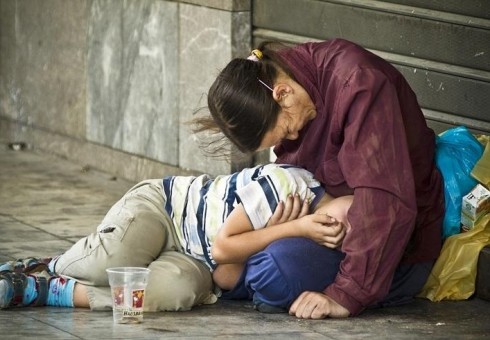 Emigrantė prašo patarimo: mamą su mažu vaiku nori išmesti į gatvę