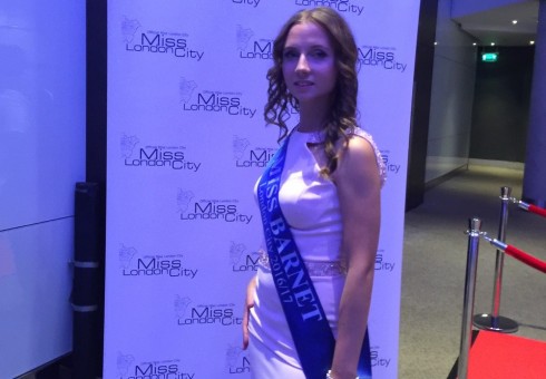 Kniaukiančia kate praminta gražiausia Londono lietuvaitė kaltinama sukčiavimu