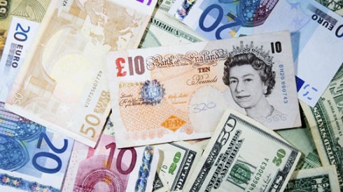 Svaras ritasi žemyn – kaip tai atsilieps JK lietuviams?