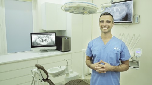 Odontologų paslaugos JK pasidarė nebeįkandamos? Geriausi specialistai jūsų laukia Lietuvoje!