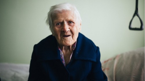 Lietuvos Raudonasis Kryžius prašo prisidėti prie paramos vienišiems seneliams 