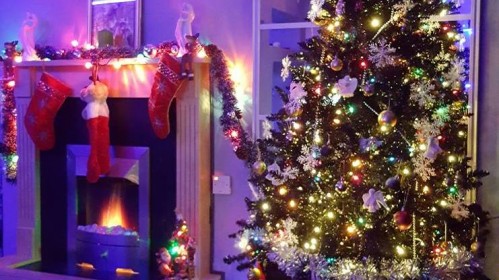 Balsuok už gražiausią UK lietuvių Kalėdų eglutę! 