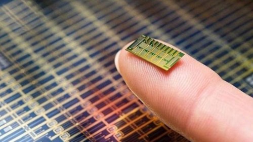 JK lietuvis sunerimo: kūne rado „čipą“, kurio dėka jį seka politikai