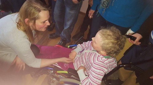 Prašymas paremti: neįgalios mergaitės kasdienybę palengvins naujas vežimėlis