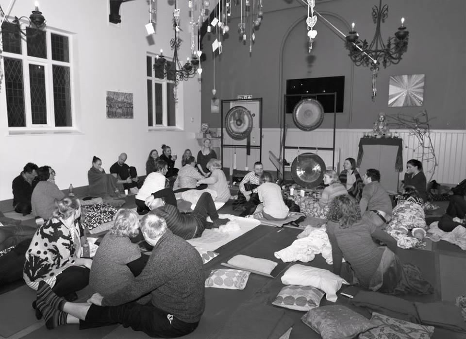 Vakarų Sussexe vyks 2-oji sąmoningumo diena „Garsas, balsas, judesys ir Gongų naktis“