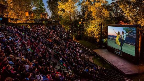 Romantinė juosta  „Kalifornijos svajos“ po atviru dangumi Londone