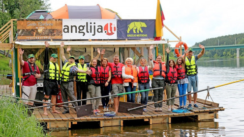 Emigrantas savo pastatytu plaustu plukdė žmones Nemunu: kelionės dalyvių įspūdžiai