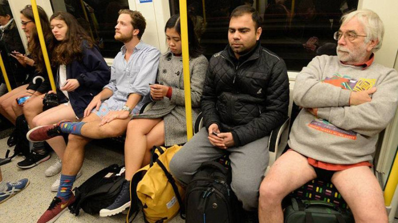 Pasivažinėjimas metro be kelnių