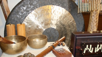 „Šamaniškos Gongų maudynės“ Vakarų Sussex'e