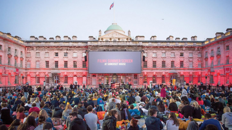 Kinas milžiniškame ekrane prie Somerset House