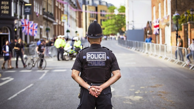 Girta lietuvė Belfaste rėkė taip, kad susprogdino pareigūno ausies būgnelį