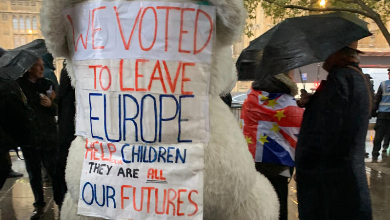 May: jei parlamentas atmes „Brexit“ susitarimą, galime niekada nepalikti ES