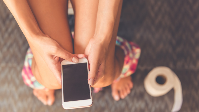 Apklausa: britai telefonu naudojasi tualete, atsiliepia į skambutį net sekso metu