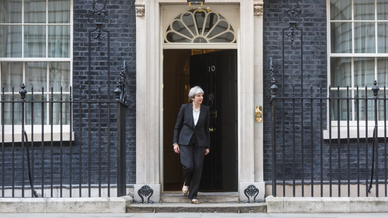 May pritarė teisiškai privalomiems pokyčiams dėl „Brexit