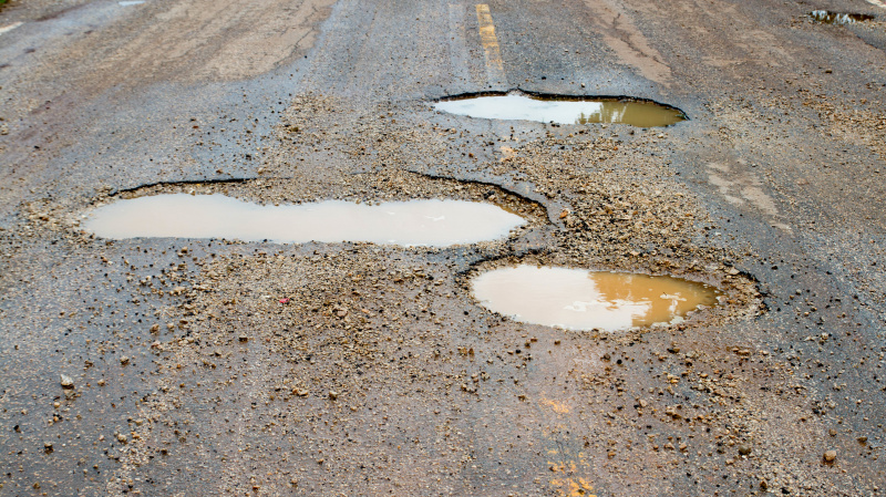 Kelių būklė JK: taryboms tenka lopyti duobę kas 17 sekundžių