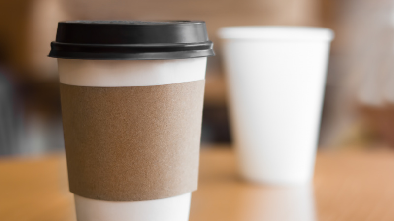 JK kavinių tinklas atsisakė vienkartinių puodelių, pardavimai krito £250000