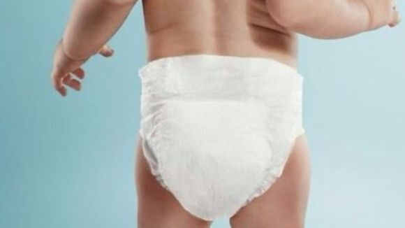 Pradinė mokykla JK pasisamdė ... sauskelnių keitėją