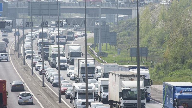 Perspėjimas JK vairuotojams: kelionė šiandien gali trukti tris kartus ilgiau