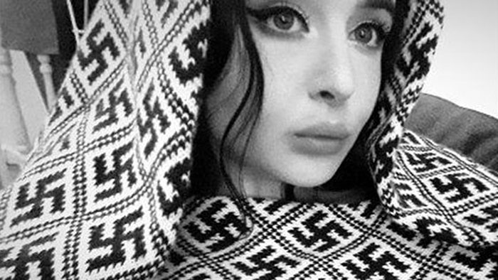 Anglijoje teisiama neonacė papuošalus su svastikomis įsigijo Lietuvoje