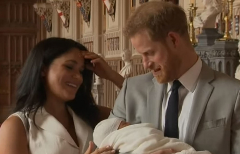 Princas Harry ir Meghan Markle pirmąkart pasauliui parodė gimusį mažylį