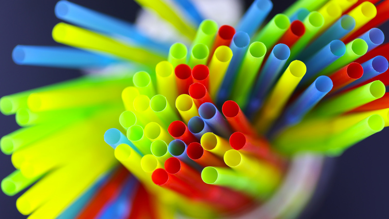 Galutinai nuspręsta: Anglijoje bus uždrausti plastiko šiaudeliai, gėrimų maišikliai ir ausų krapštukais